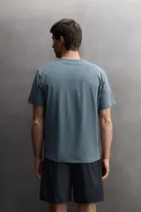 Remera regular fit de Zara Athleticz confeccionada en tejido de algodón, color verde militar, con cuello redondo, manga corta y sutil estampado de logo con relieve en el bajo.