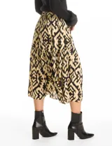 Falda midi de corte acampanado con diseño de estampado tribal en tonos negro y amarillo. Presenta una pretina ancha elastizada para mayor comodidad.