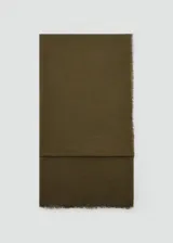 Fular verde militar confeccionado en mezcla de lino y viscosa, con textura ligera y terminaciones deshilachadas en los bordes.
