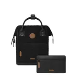 Mochila negra de poliéster con textura de borreguito. Tiene sistema MOLLE, compartimento acolchado para tablet o PC, correa para sujetar a la maleta y tirantes acolchados antitranspirantes.