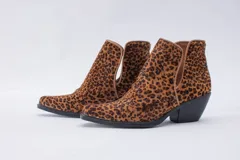 Botinetas texanas de caña corta con estampado animal print, taco bajo y cierre lateral.