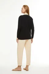 Pantalón de vestir color arena, de tiro alto, corte recto y largo cropped.