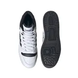 Zapatillas Adidas Turnaround Mid de caña alta, color blanco con detalles en negro, con las tres tiras características de la marca en los laterales.