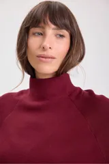 Sweater de punto color borgoña, con cuello alto y mangas ranglán.