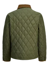 Campera acolchada de diseño matelaseado en color verde oliva, con cuello camisero en pana marrón, cierre frontal con botones a presión y bolsillos frontales con solapa.