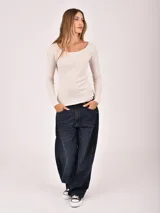 Remera de manga larga confeccionada en tejido de punto acanalado, con escote redondo amplio y calce entallado.