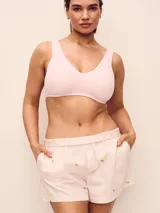 Bralette inalámbrico de doble capa color rosado, con escote en V, almohadillas extraíbles y diseño sin costuras ni herrajes.