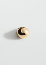 Anillo de diseño minimalista con forma esférica y acabado metálico brillante.