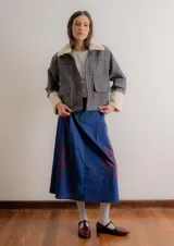 Chaqueta de jacquard con diseño a cuadros, cuello y puños de piel sintética, cierre frontal y bolsillos laterales.