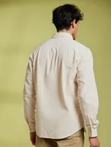 Camisa de manga larga color verde claro, con cuello clásico y cierre frontal con botones.