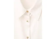 Camisa de poliéster color crudo, con cuello camisero clásico, mangas largas y cierre frontal con botones.