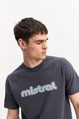 Remera de algodón color beige, de manga corta y cuello redondo, con logo estampado en el pecho en tono morado.
