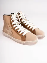Zapatillas de caña alta color beige con detalles en marrón y animal print de leopardo en el tobillo. Presentan una estrella en el lateral y cordones blancos.