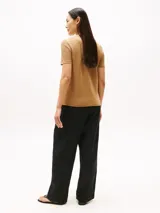 Remera color camel de algodón con cuello redondo y logo de Tommy Hilfiger estampado en el pecho.