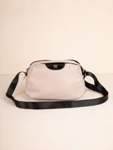 Bandolera color rosa pálido de nylon con correa de cinta negra ajustable.