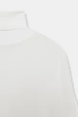 Jersey de punto extrafino con cuello subido y manga larga con sisa ancha que se estrecha hacia la muñeca.