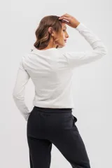 Remera negra de manga larga, cuello redondo y corte ajustado.