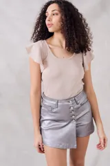Top color crudo de lurex con corte ajustado, cuello redondo y mangas cortas con volados.