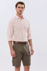 Bermuda cargo de gabardina en color gris oscuro, corte recto, con bolsillos laterales con solapa y cierre de botones y cremallera.