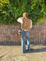 Jean de corte wide leg en color azul, con diseño de ruedo deshilachado y costura visible en la parte inferior. Confeccionado en denim con elastano para mayor comodidad.