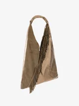 Bolso estilo hobo de cuero, con forma triangular y asa larga fruncida. Presenta un diseño bicolor que combina un panel de cuero gamuzado mate y un panel de cuero brillante con acabado metalizado, unidos por una tira de flecos largos en el centro.