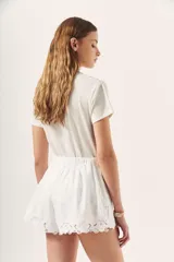 Short negro de viscosa con forro de algodón y detalle de broderie en el ruedo.