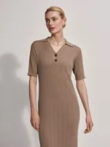 Vestido midi tejido color marrón con cuello polo, mangas cortas y botones.