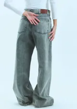 Jean gris de tiro medio alto, corte oversize y lavado ice.