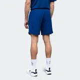 Short deportivo Umbro de color gris, con detalles laterales negros y logo de la marca bordado en blanco.