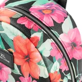 Mochila pequeña de símil cuero color negro con estampado de flores rosas, rojas y blancas. Tiene un bolsillo frontal con cierre, un compartimento principal con cierre, dos bolsillos internos abiertos y uno con cierre. Las correas son regulables y tiene un asa fija.