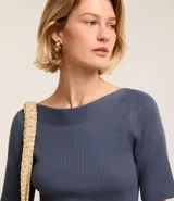 Blusa de punto acanalado en color verde oscuro, con escote bote y mangas cortas. Presenta un diseño ajustado al cuerpo y tejido de textura uniforme.