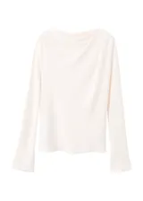 Blusa de manga larga en color crema, con cuello alto y diseño de drapeado suave en la parte frontal. Presenta un corte recto y elegante.