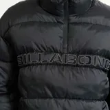 Campera tipo anorak puffer de Billabong, color negro, con diseño acolchado, cuello alto y cierre frontal parcial. Presenta el logo de la marca bordado en el pecho y elásticos en los puños.