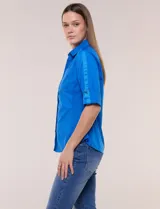 Camisa roja de poplín de algodón, de silueta semi entallada con cuello camisero y escote en V. Cuenta con cierre frontal de botones metálicos, bolsillos plaqué en el pecho y mangas 3/4 arremangables con presilla y argolla metálica.