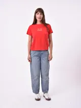 Remera de manga corta color verde bosque con cuello redondo y estampado frontal en blanco que dice "JUST A GIRL AND HER DOG".