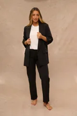 Blazer negro de corte recto con solapas, bolsillos frontales con solapa y mangas tres cuartos con detalle de botón.