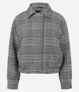 Campera de sarga color marrón, con cuello clásico, cierre frontal con cremallera, bolsillos laterales y cintura con elástico. Diseño de manga larga con corte recto.