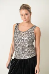 Top sin mangas con estampado animal print de leopardo en tonos beige, marrón y negro, con lentejuelas plateadas bordadas.