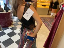 Top sin mangas confeccionado en una combinación de cuero genuino y encaje negro. Presenta un diseño de escote redondo con detalle de encaje en la parte superior y en el ruedo, con una terminación asimétrica e irregular.