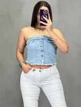 Top strapless de jean celeste con botones plateados al frente y ruedo desflecado.