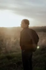 Campera tipo bomber color marrón oscuro, con cierre frontal, cuello redondo y diseño holgado.