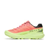 Championes de trail running Merrell Agility Peak 5, con diseño técnico en colores coral y verde lima. Presentan suela Vibram Megagrip de alto rendimiento, entresuela de espuma FloatPro para mayor amortiguación y empeine de malla transpirable con refuerzos de TPU.