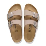 Sandalias Birkenstock modelo Arizona, color gris taupe, con doble tira ajustable con hebillas metálicas, plantilla anatómica de corcho y suela de goma negra.