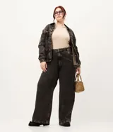 Pantalón wide de jean en color negro con lavado efecto desgastado, de tiro alto y corte amplio en las piernas.