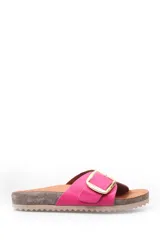 Sandalia ojota fucsia con base marrón y hebilla dorada.