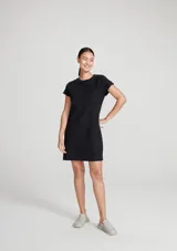 Vestido corto marrón de corte recto y holgado, con mangas cortas con vuelta, cuello redondo y un bolsillo aplicado en el pecho.