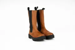 Bota de cuero color marrón, de caña alta con elástico lateral, plantilla de cuero con espuma confort y suela de goma.