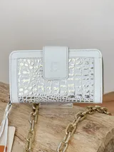 Billetera de cuero color blanco con estampado de cocodrilo dorado y cierre con broche.