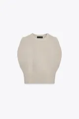 Chaleco de punto confeccionado en 100% lana, con cuello redondo, manga sisa amplia y terminaciones en rib en el ruedo.