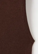 Vestido midi de punto fino color marrón chocolate, con cuello perkins y diseño sin mangas. Presenta un corte ajustado en el torso que se abre en una falda evasé.